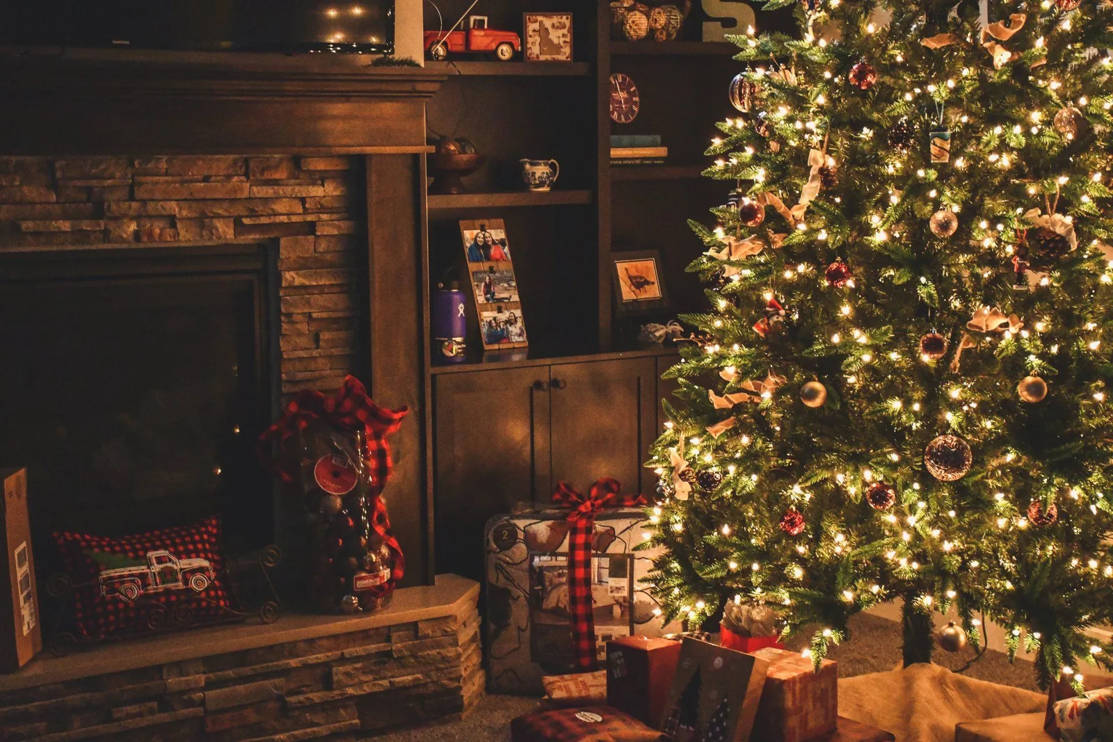 Cozy living room with a decorated Christmas tree, glowing lights, and wrapped gifts, highlighting potential indoor air